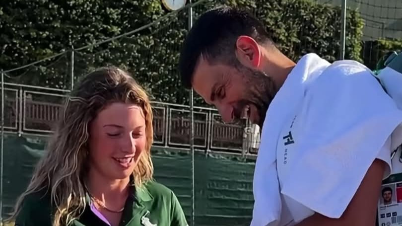 Ο Τζόκοβιτς απολογήθηκε στο ball girl μετά τη φάρσα και της χάρισε ένα όμορφο δώρο (video)
