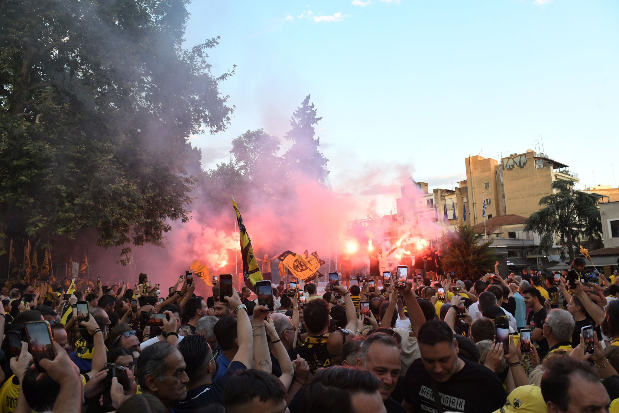 Τρομερή κίνηση των οπαδών της ΑΕΚ στο tour του τροπαίου - Καθάρισαν την πλατεία Ελευθερίας στις Σέρρες