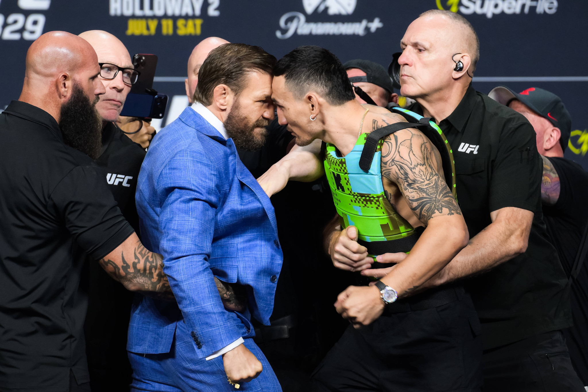 Ο Conor McGregor επέστρεψε και έκανε… ροντέο το face off με τον Max Holloway (video)