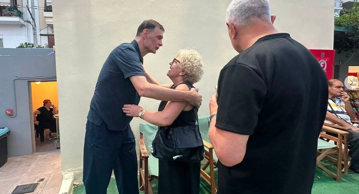 Η αγκαλιά του Γιώργου Μπαρτζώκα με την Μάγδα Φύσσα