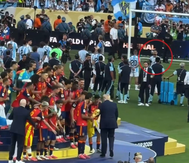 Respect: Ο μοναδικός Αργεντινός παίκτης που δεν γύρισε την πλάτη του στην απονομή των Ισπανών
