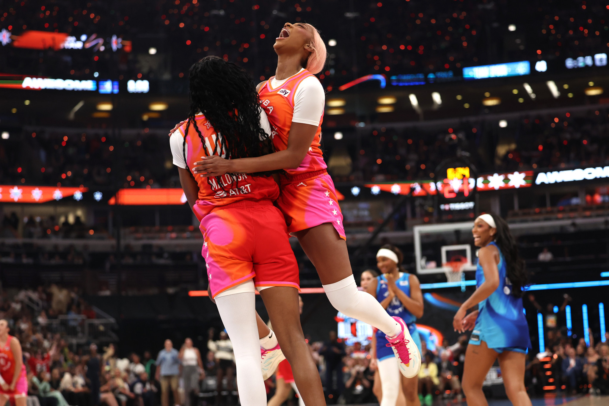 Ιστορικό κάρφωμα από τη Μαλόνγκα στο WNBA All-Star Game – Ξέσπασε σε πανηγυρισμούς η Έιντζελ Ρις