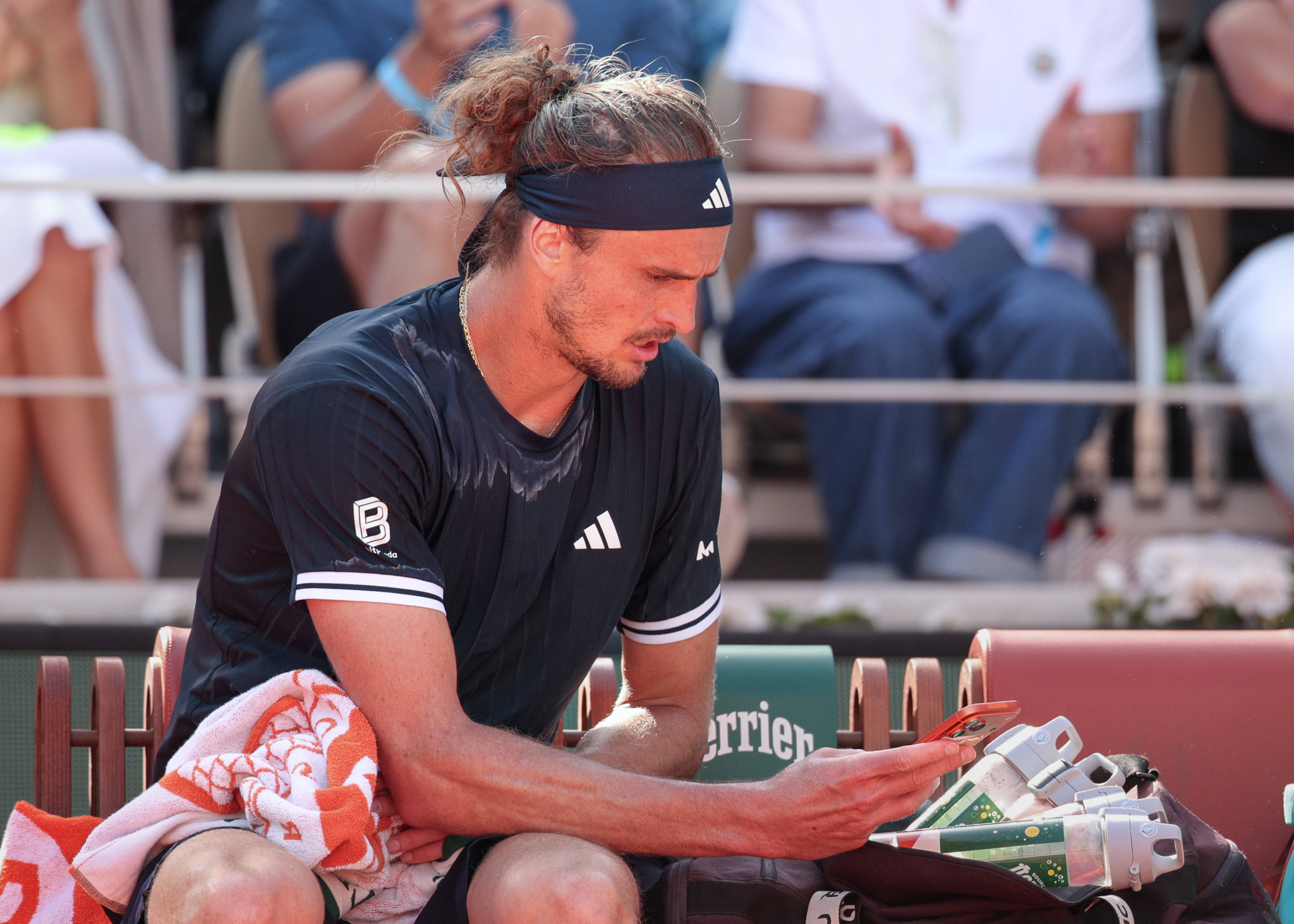 Wimbledon: Ο λόγος για τον οποίο επιτρέπεται στον Ζβέρεφ να κοιτάει τον κινητό του κατά τη διάρκεια του αγώνα