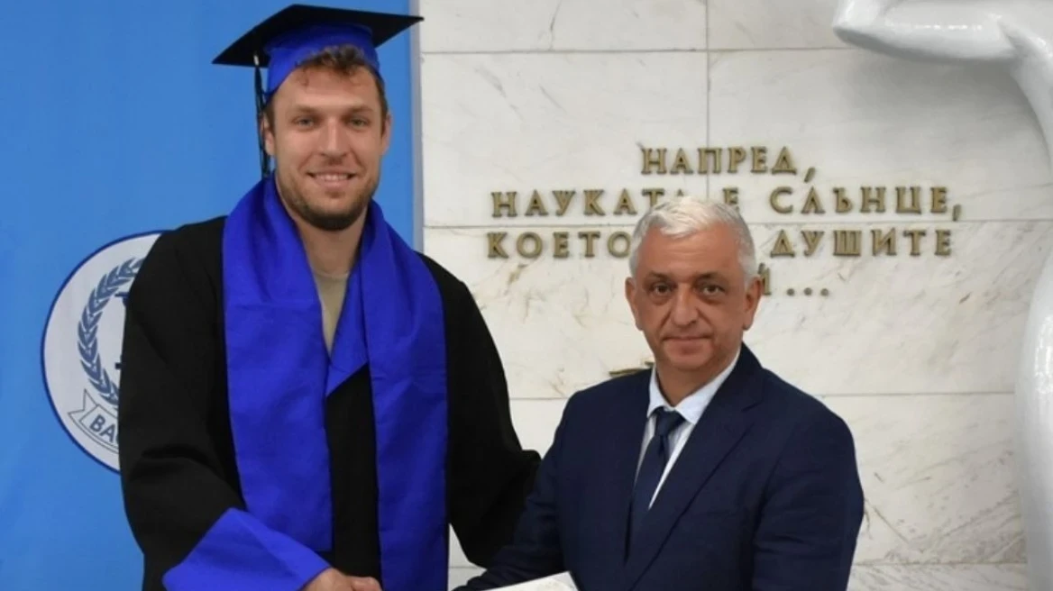 Ο Σάσα Βεζένκοφ πήρε πτυχίο - Από ποια σχολή αποφοίτησε
