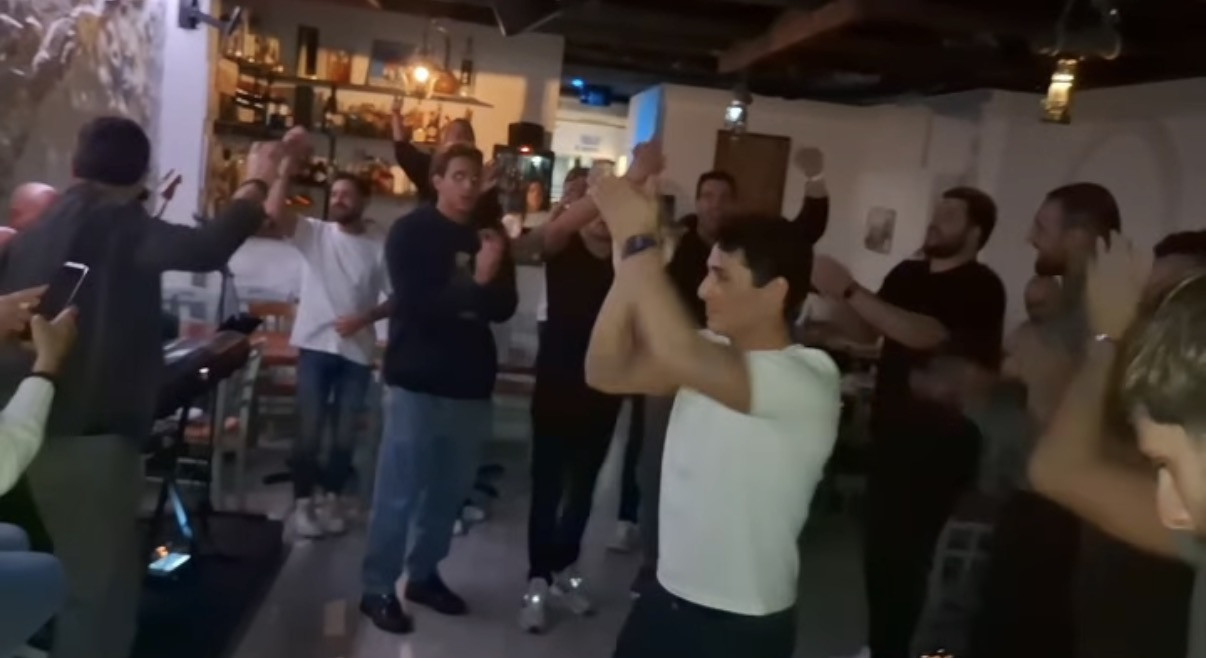 Σε ελληνική ταβέρνα γλέντησαν με την ψυχή τους οι Έλληνες πολίστες μετά το χρυσό στο World Cup (video)