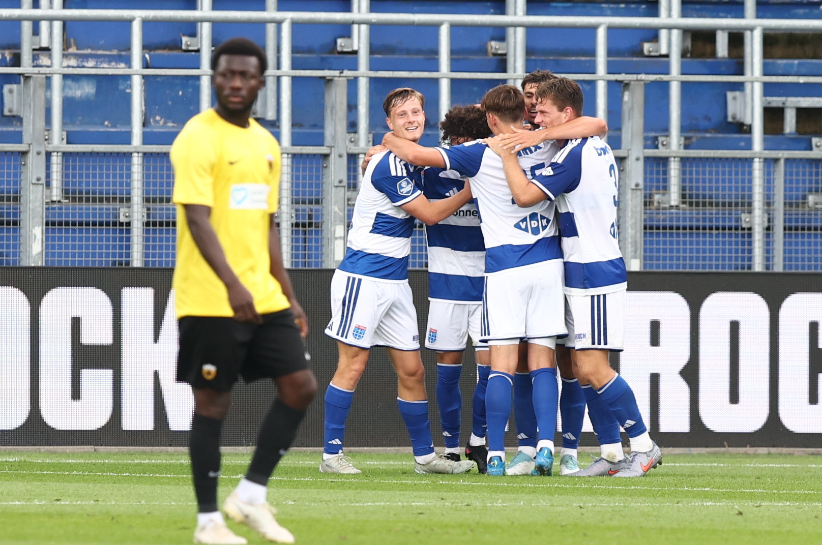 Με δυο γκολ σε πέντε λεπτά, η Τσβόλε έκανε το 2-1 κόντρα στην ΑΕΚ (video)