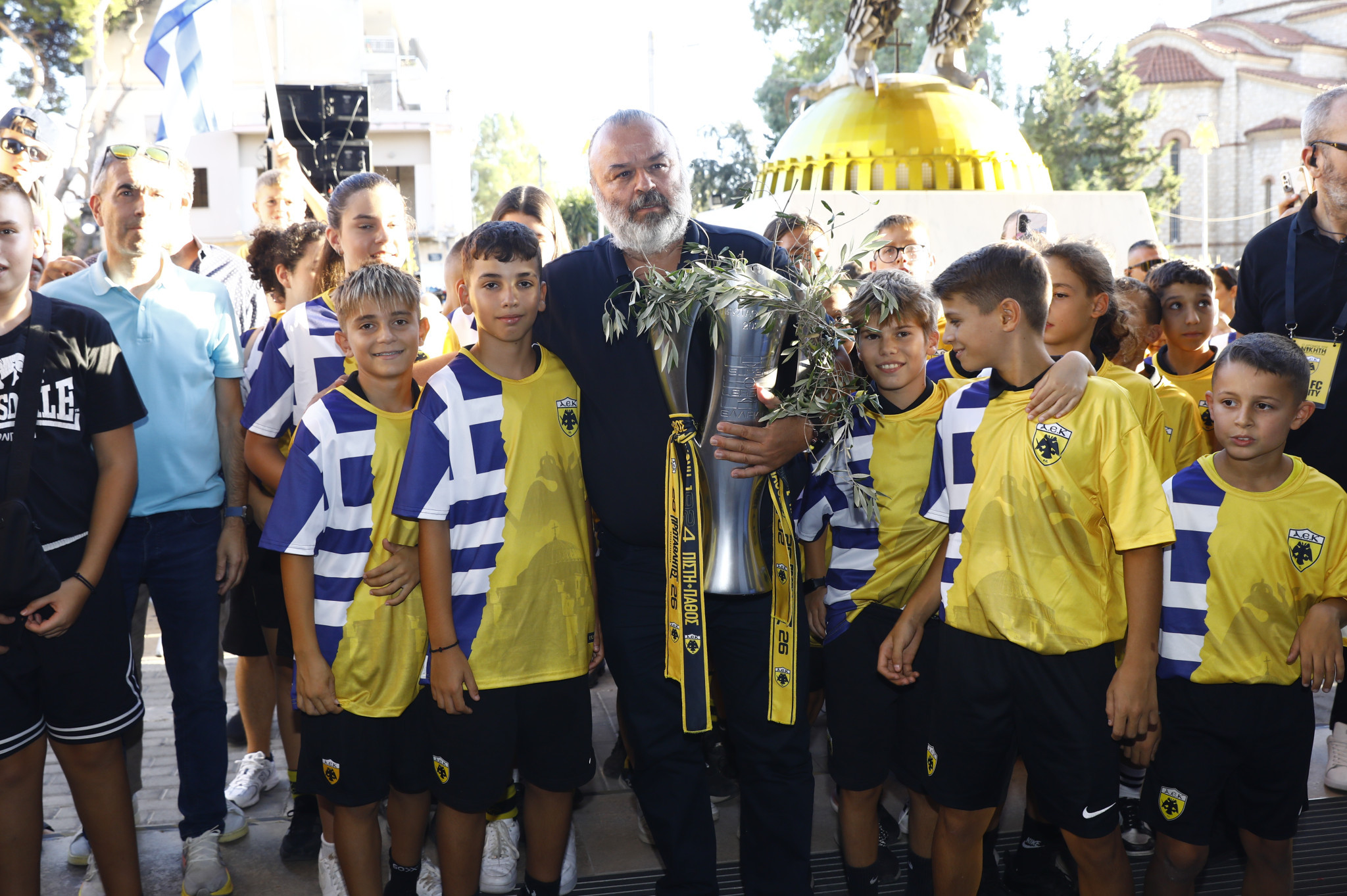 Το τρόπαιο της ΑΕΚ γύρισε στη Νέα Φιλαδέλφεια - Το video της τελετής στην Allwyn Arena