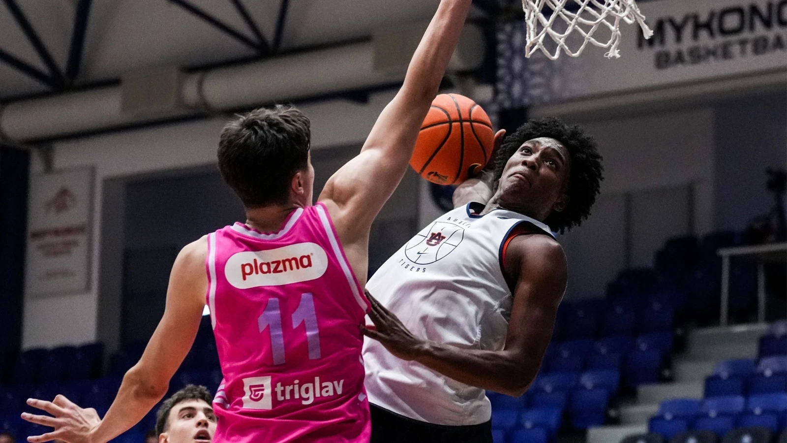 Η Μέγκα του Ραζνάτοβιτς και το Κολέγιο του Auburn μέτρησαν τις δυνάμεις τους στη Μύκονο