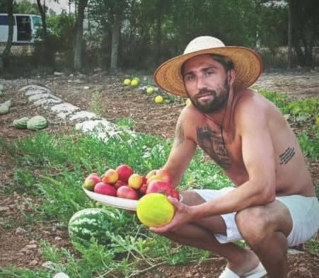«Έχω καρπούζια, πεπόνια και πολλά ακόμα» - Παράτησε ξαφνικά το ποδόσφαιρο και βρήκε γαλήνη καλλιεργώντας τη γη (photos)
