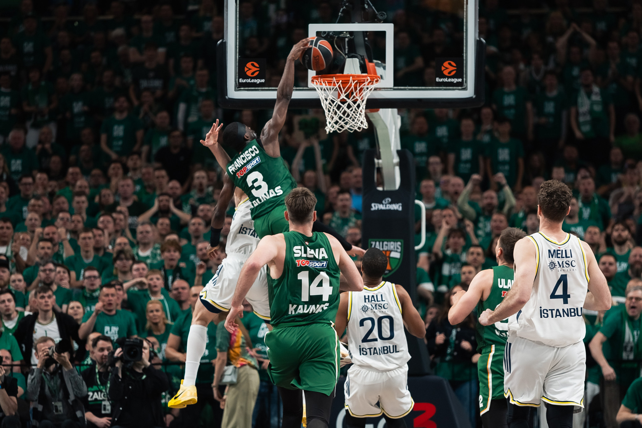 Όταν ο Φρανσίσκο «τρέλανε» την EuroLeague: Το απίθανο κάρφωμα μπροστά στον Μπιμπέροβιτς (video)