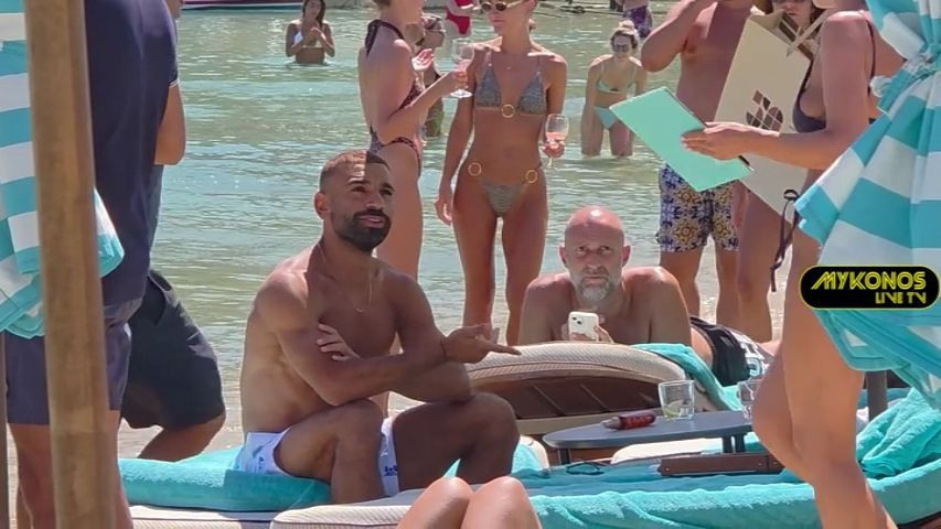 Ο Σαλάχ απολαμβάνει τις διακοπές του στη Μύκονο και χαλαρώνει σε γνωστή παραλία (video)