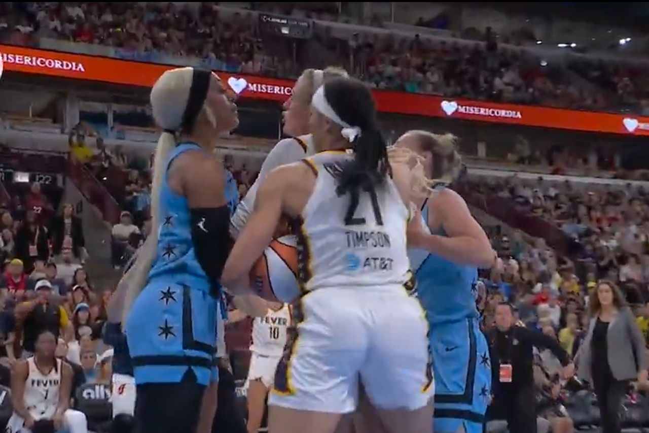 Eνταση στο WNBA έπειτα από σκληρό μαρκάρισμα της Κάρινγκτον πάνω στην Σόφι Κάνινγχαμ (video)