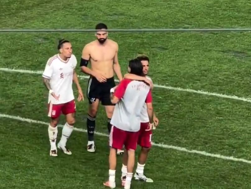 Χαμός με Τσιμίκα - Πέταξε το περιβραχιόνιο του αρχηγού και «αρπάχτηκε» με Σομποσλάι και Τζόουνς (video)