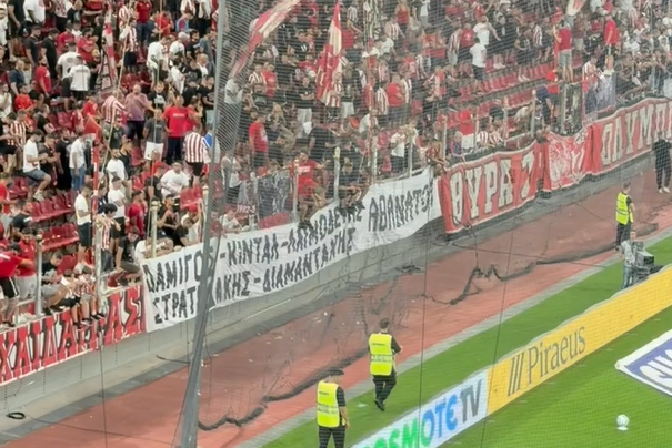 Πανό στο «Γ. Καραϊσκάκης» για τα θύματα των πυρκαγιών στην Ελλάδα (video)