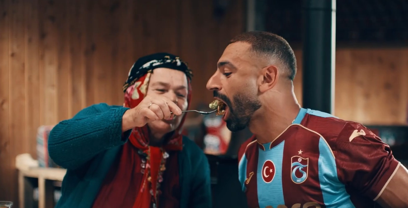«Μεγάλη μπουκιά έφαγε, μεγάλα γκολ θα βάλει;»: Το... χορταστικό βίντεο της Τραμπζονσπόρ για τον Σαλάχ