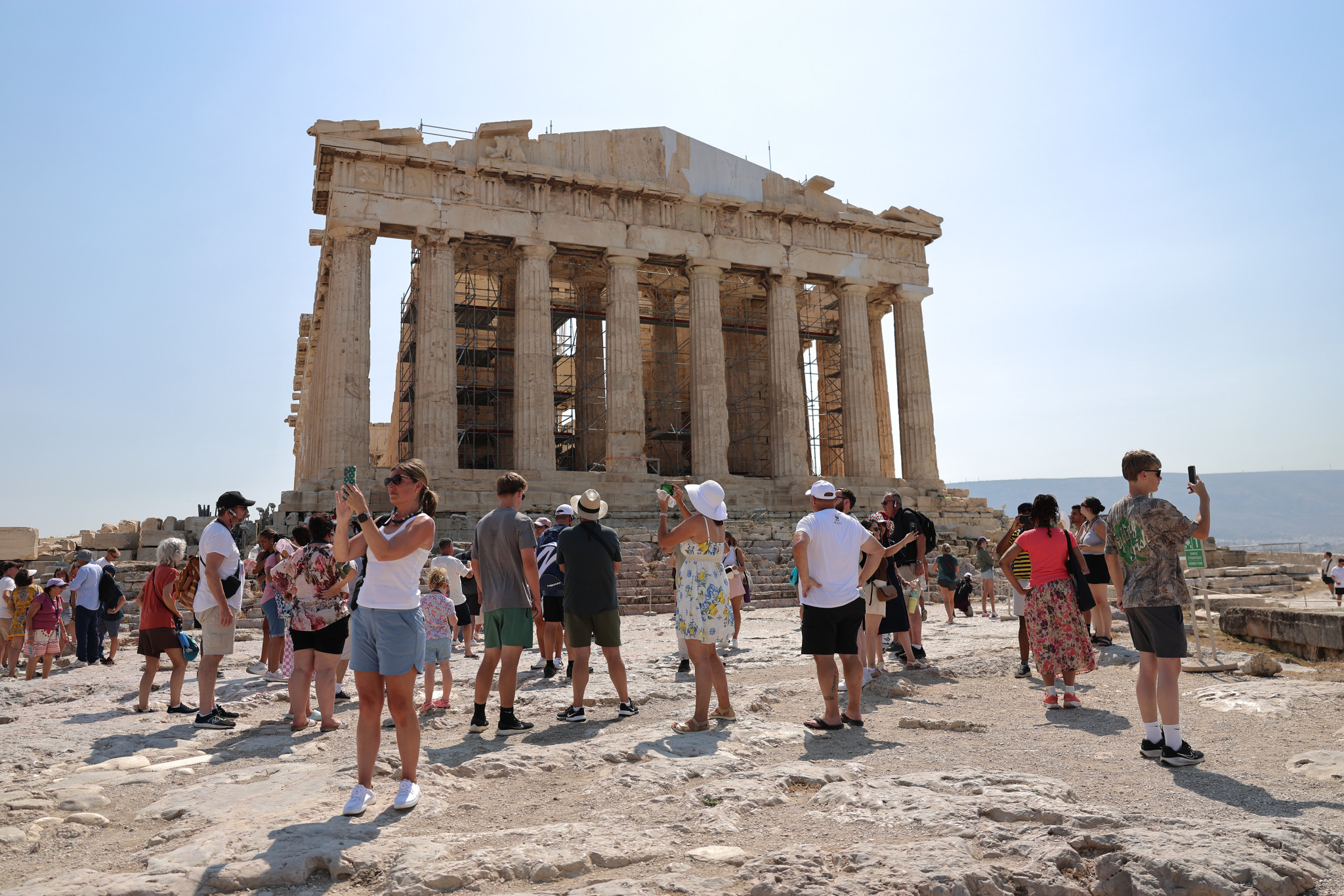 Τα παιδιά που έπαιζαν ποδόσφαιρο στην Ακρόπολη τότε που ο Παρθενώνας είχε εικόνα της Παναγίας