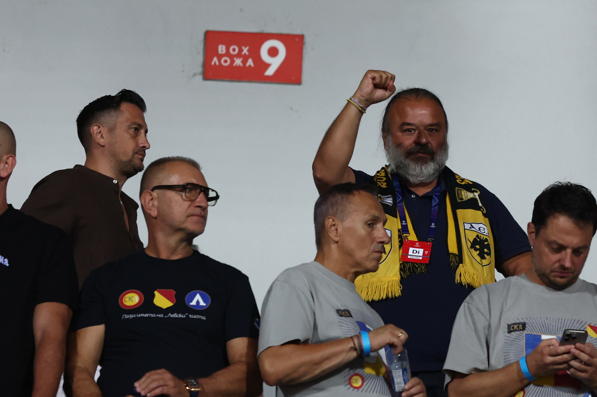 Ο Ηλιόπουλος με το κασκόλ του στη Σόφια για το Λέφσκι-ΑΕΚ (video)