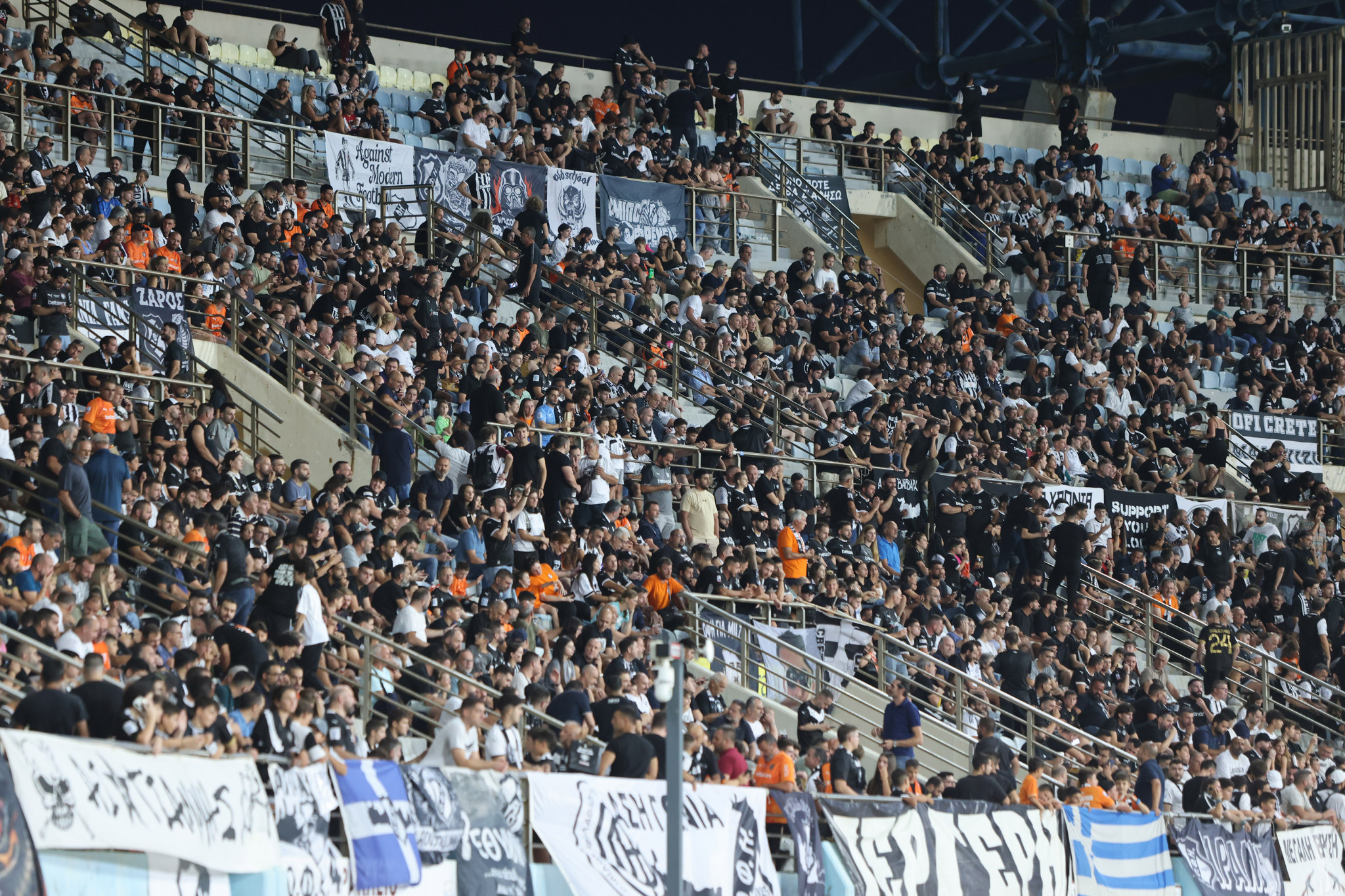 Αποθέωση στο Παγκρήτιο για τους παίκτες του ΟΦΗ (video)