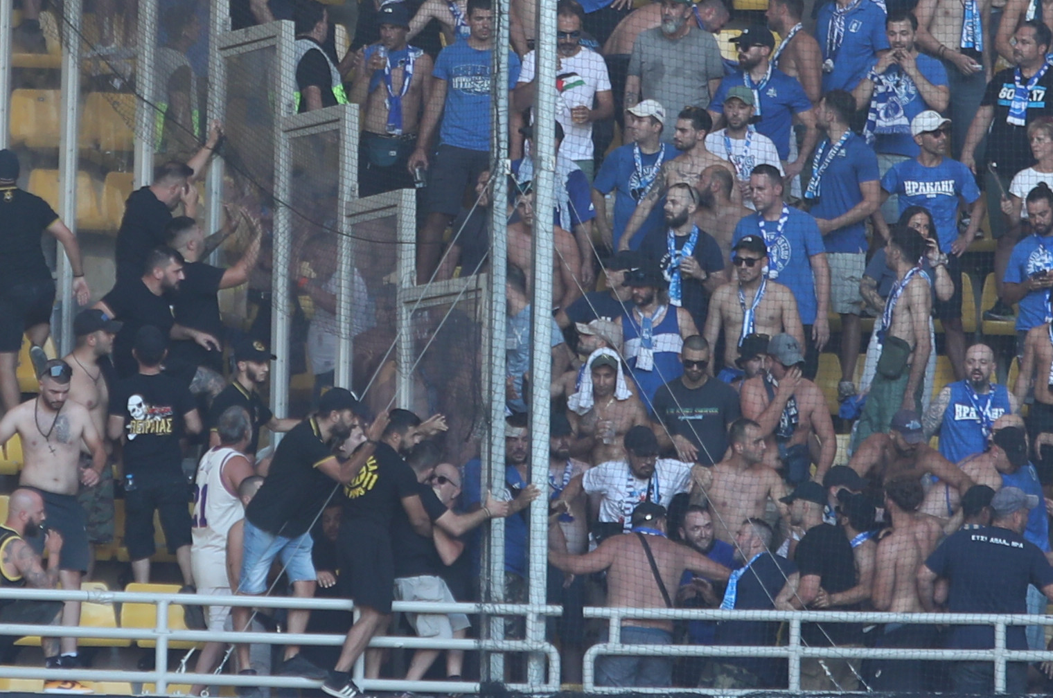 Ενταση ανάμεσα σε οπαδούς της ΑΕΚ και του Ηρακλή στη Νέα Φιλαδέλφεια (photo)