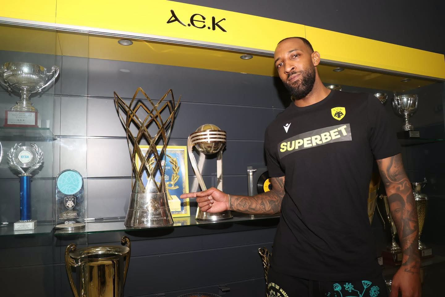 Σε κλίμα... ΑΕΚ ο Oυίλιαμς: Ξεναγήθηκε στη Sunel Arena (photos)