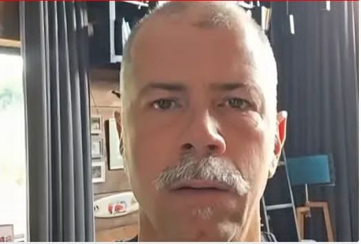 Το νέο look του σπουδαίου παλαίμαχου ποδοσφαιριστή προκαλεί έκπληξη - Τον αναγνωρίζετε; (video)