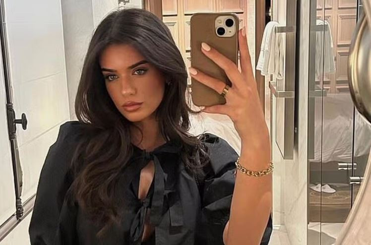 Ο διάσημος ποδοσφαιριστής χώρισε τη γυναίκα του για τα ταρώ και τώρα κυκλοφορεί με εντυπωσιακό μοντέλο