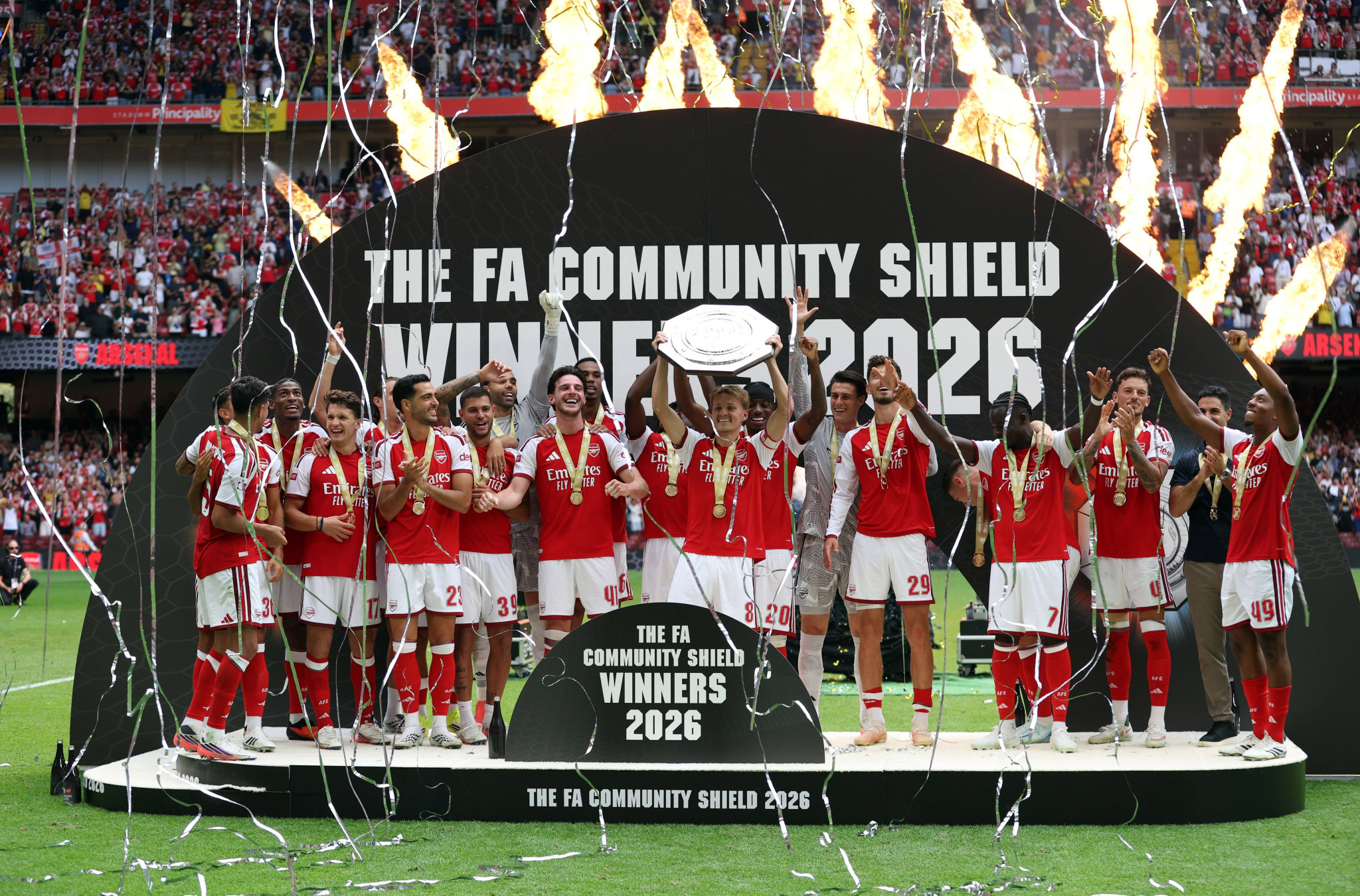 Η απονομή του Community Shield στην Αρσεναλ του Χρήστου Τζόλη (video)