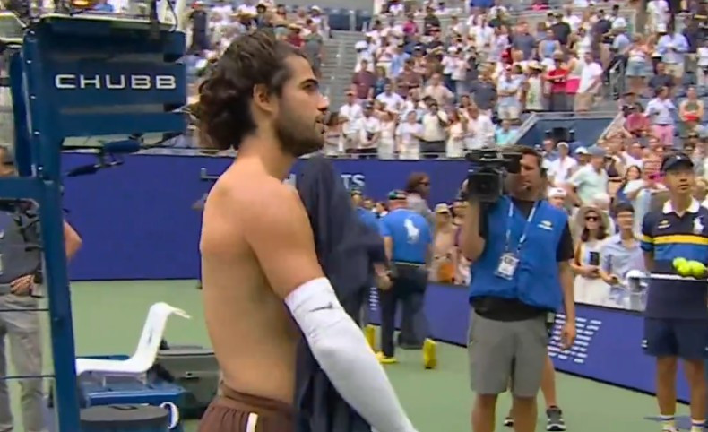Όλα ήταν ήρεμα στο US Open μέχρι να βγάλει την μπλούζα του ο Αλκαράθ - Απίθανες αντιδράσεις (video)