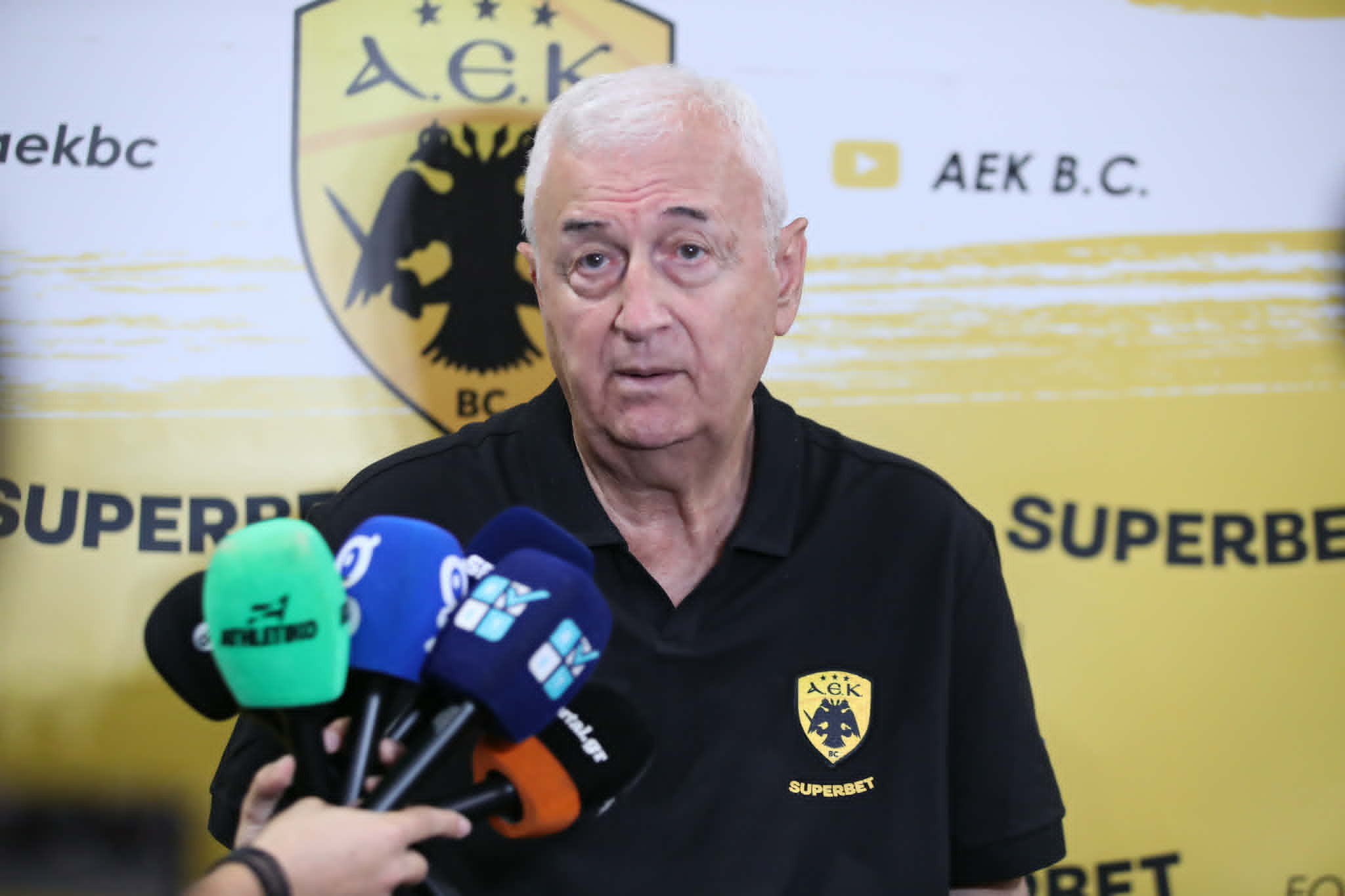 Σάκοτα: «Είμαι ευχαριστημένος με το ρόστερ» – Η ατάκα για τη συμφωνία ΑΕΚ-Ολυμπιακού για τη SUNEL Arena