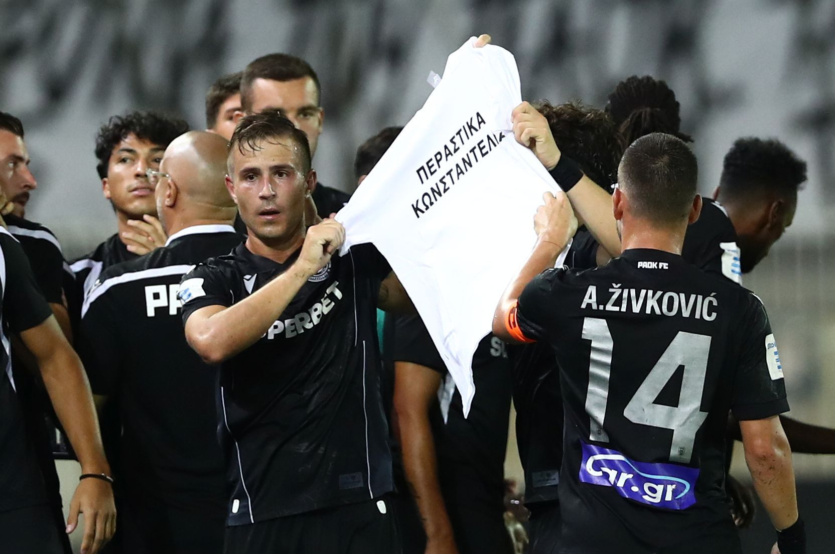 Τα συγκινητικά μηνύματα των ποδοσφαιριστών του ΠΑΟΚ στον Κωνσταντέλια: «Μείνε δυνατός, σε αγαπάμε μάγε»
