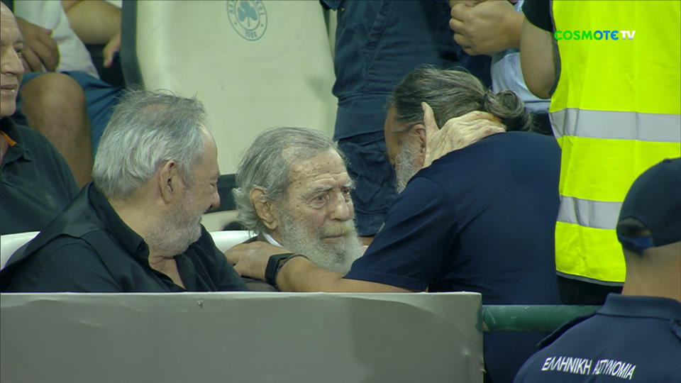 Θερμός εναγκαλισμός Ηλιόπουλου με Γιώργο Βαρδινογιάννη πριν το Κηφισιά-ΑΕΚ (video)