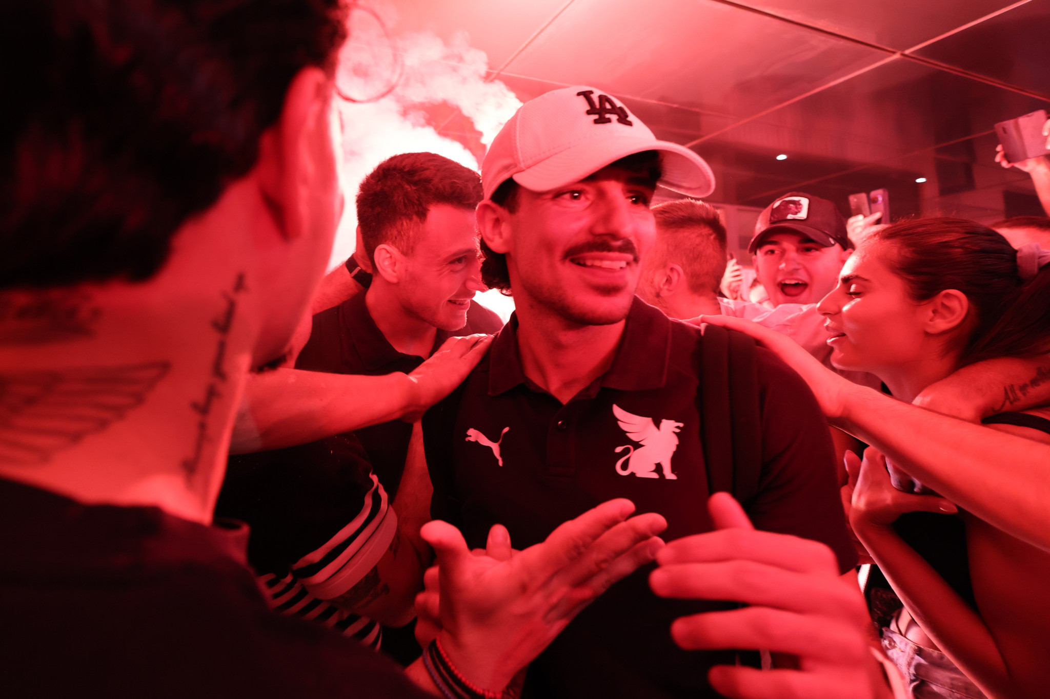«Παράνοια» στο αεροδρόμιο του Ηρακλείου για τον ΟΦΗ - Υποδοχή ηρώων σε παίκτες και Κόντη (videoς, pics)