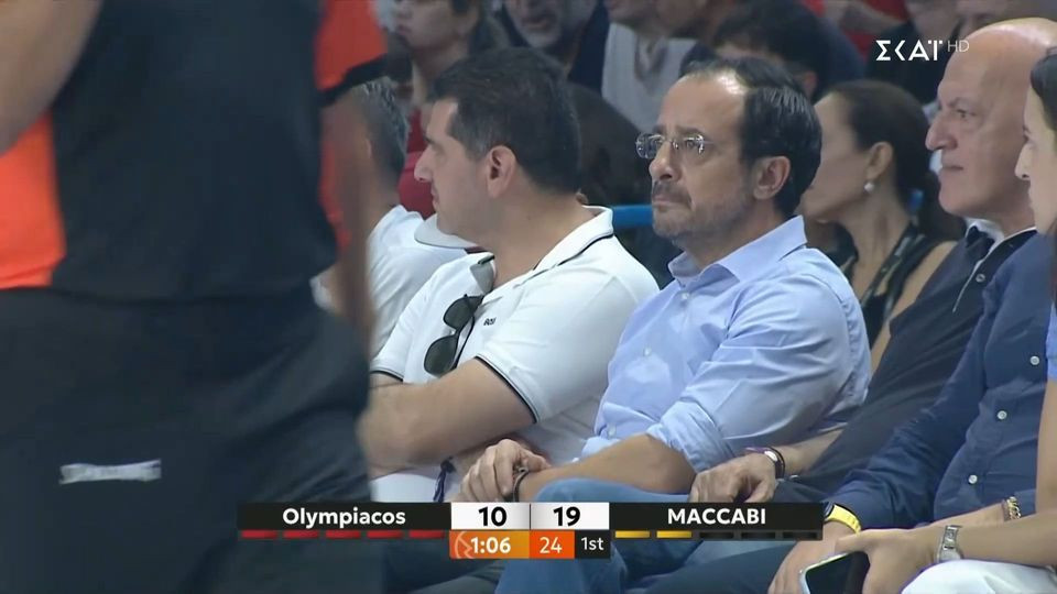 Ο Πρόεδρος της Κύπρου παρακολουθεί το φιλικό του Ολυμπιακού με τη Μακάμπι (video)
