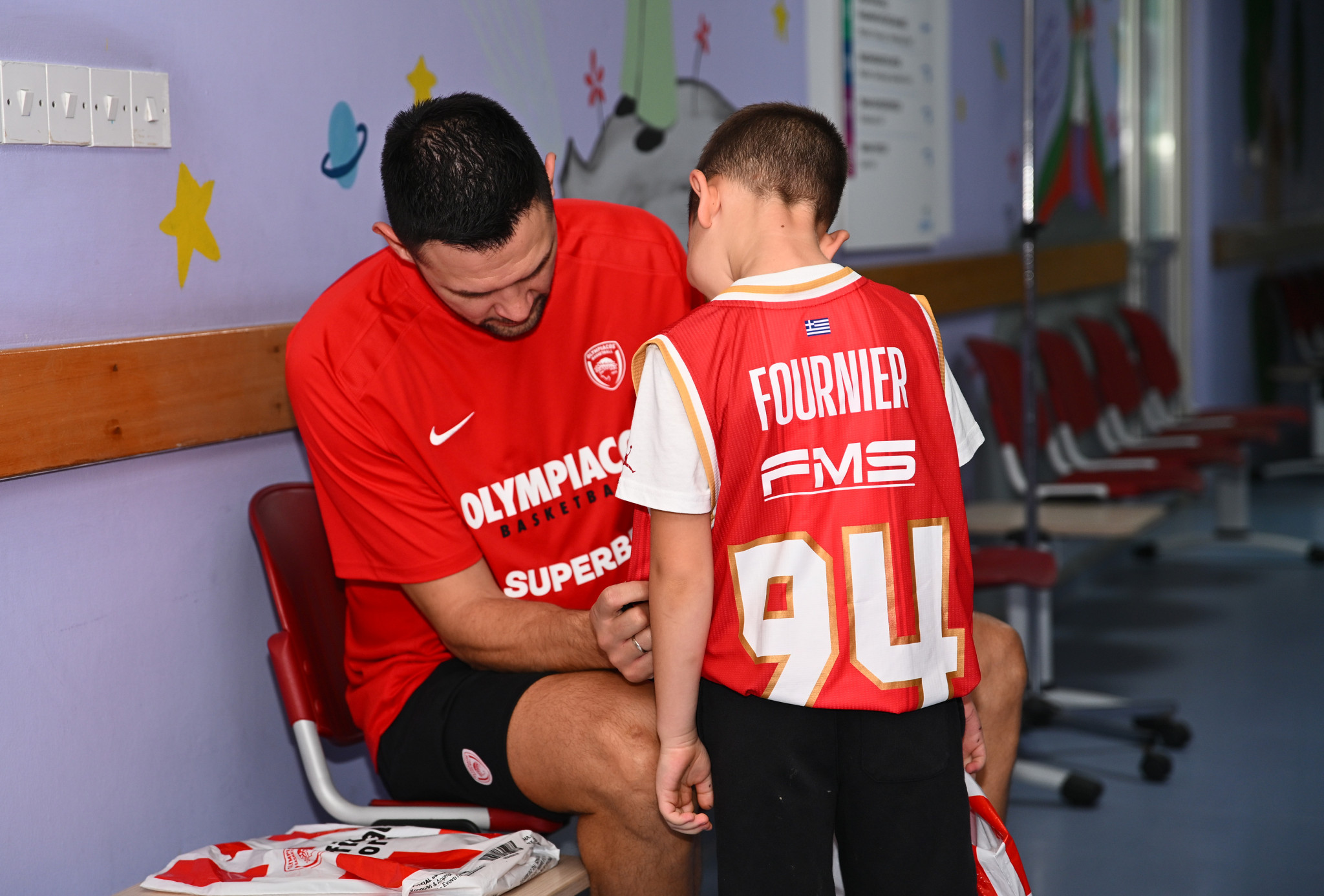 Όμορφη κίνηση από τον Ολυμπιακό: Επισκέφθηκε την Παιδοογκολογική Μονάδα της Λευκωσίας