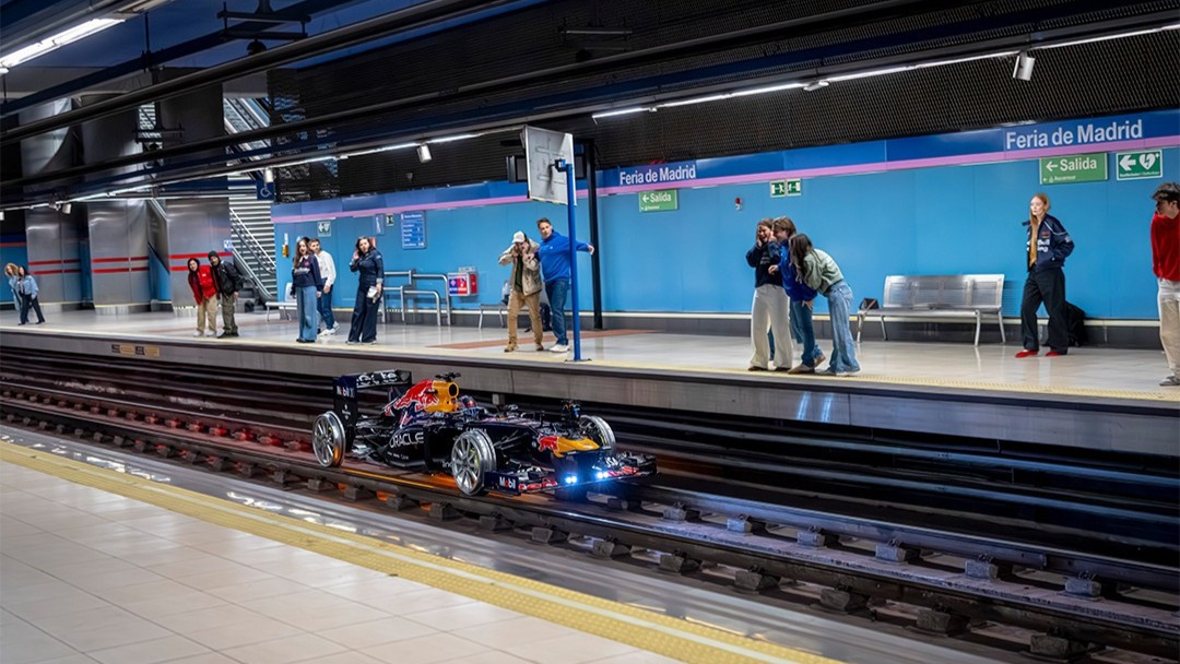 Η Red Bull έβαλε μονοθέσιο της Formula 1 στις ράγες του μετρό της Μαδρίτης! (video)