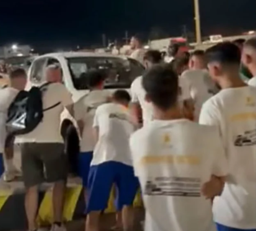 Απίστευτο περιστατικό στη Ζάκυνθο: Παίκτες του Ατρομήτου Πατρών σε ρόλο... γερανού σήκωσαν στα χέρια ΙΧ