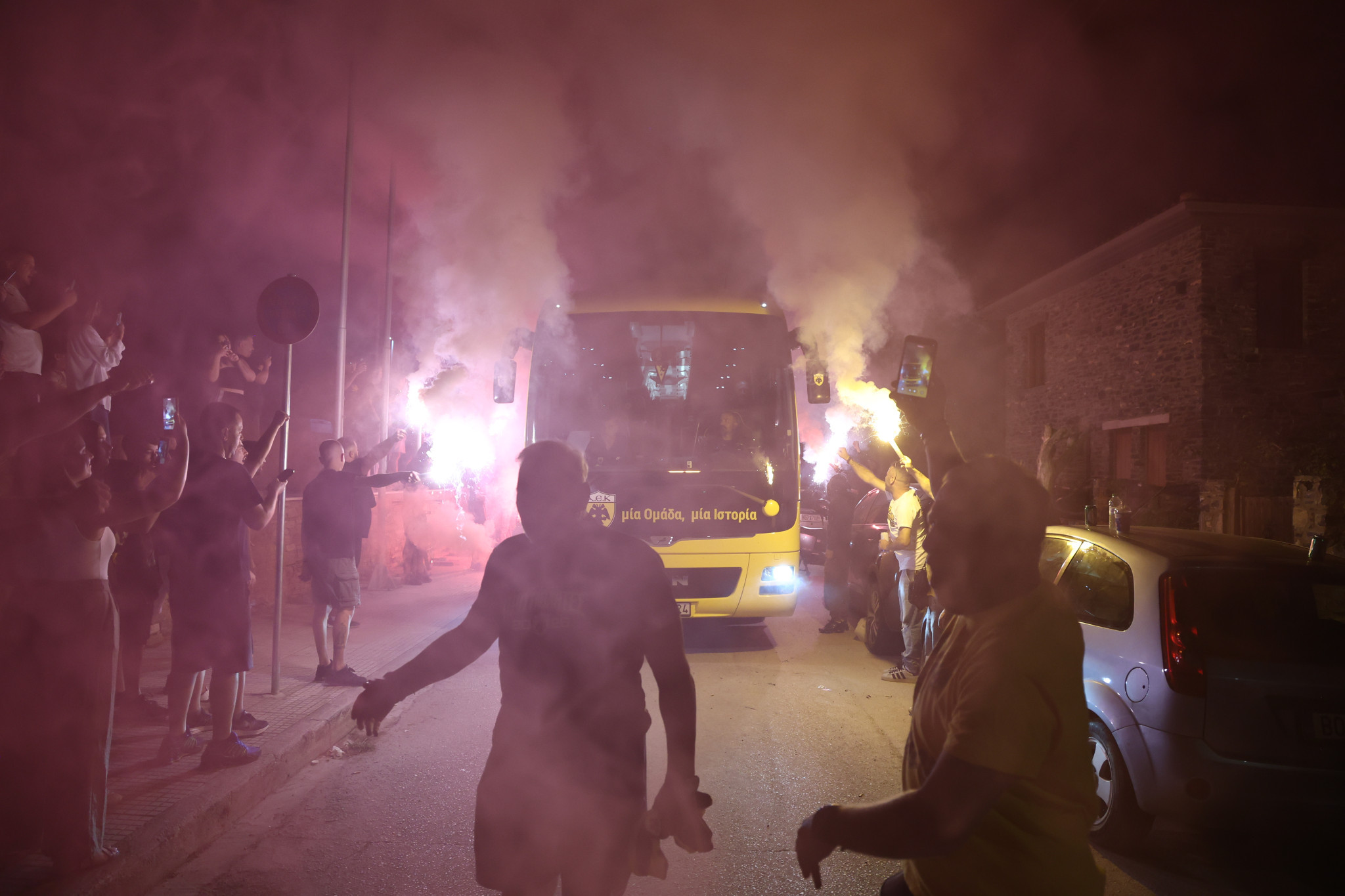 Τα «κλικ» από τη τρομερή υποδοχή των οπαδών της ΑΕΚ στην αποστολή στο Βόλο
