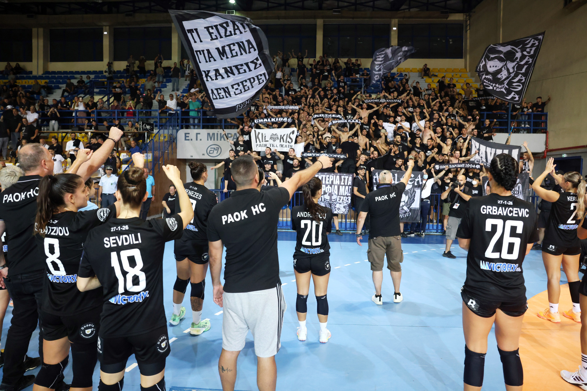 Οι παίκτριες του ΠΑΟΚ έγιναν «ένα» με τον κόσμο μετά την κατάκτηση του Σούπερ Καπ (video)
