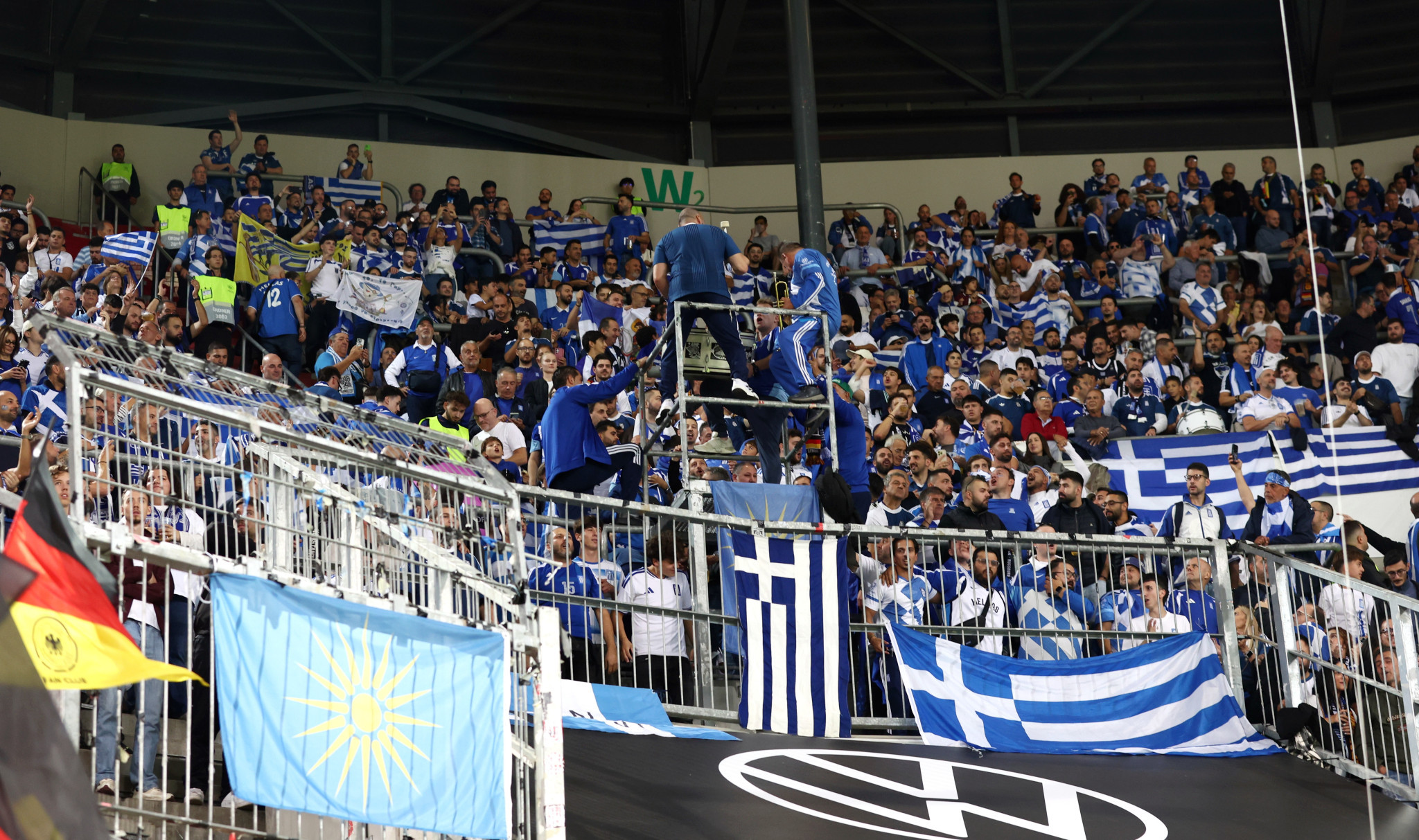 Ελληνικά τραγούδια στα ηχεία πριν το ματς της Εθνικής με τη Γερμανία - Δείτε το video του Athletiko