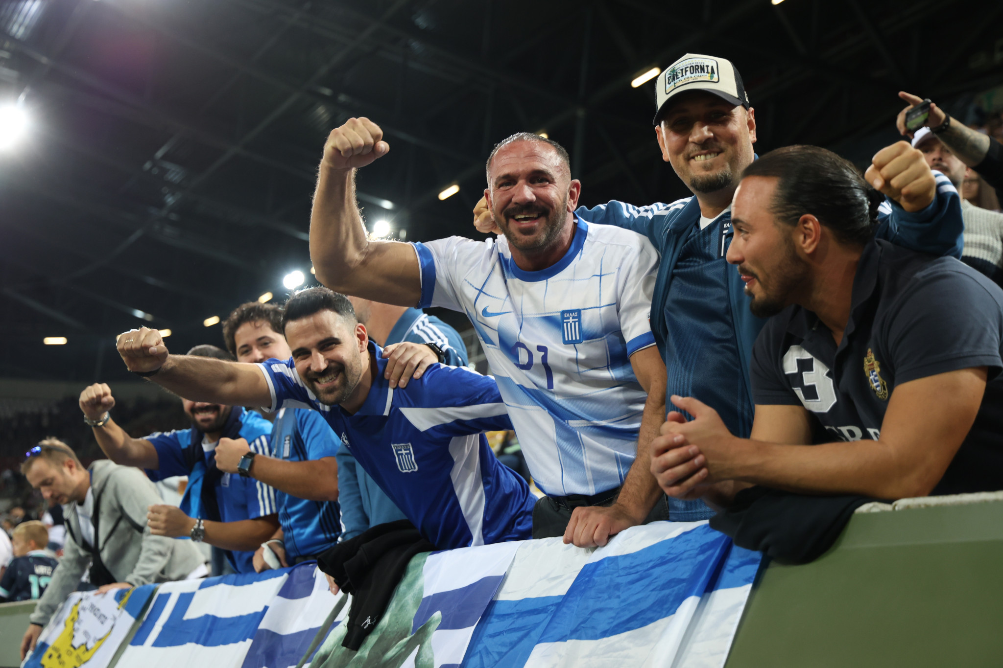 Ατελείωτο «πάρτι» από χιλιάδες Ελληνες στη Γερμανία μετά το τεράστιο «διπλό» της Εθνικής (video)