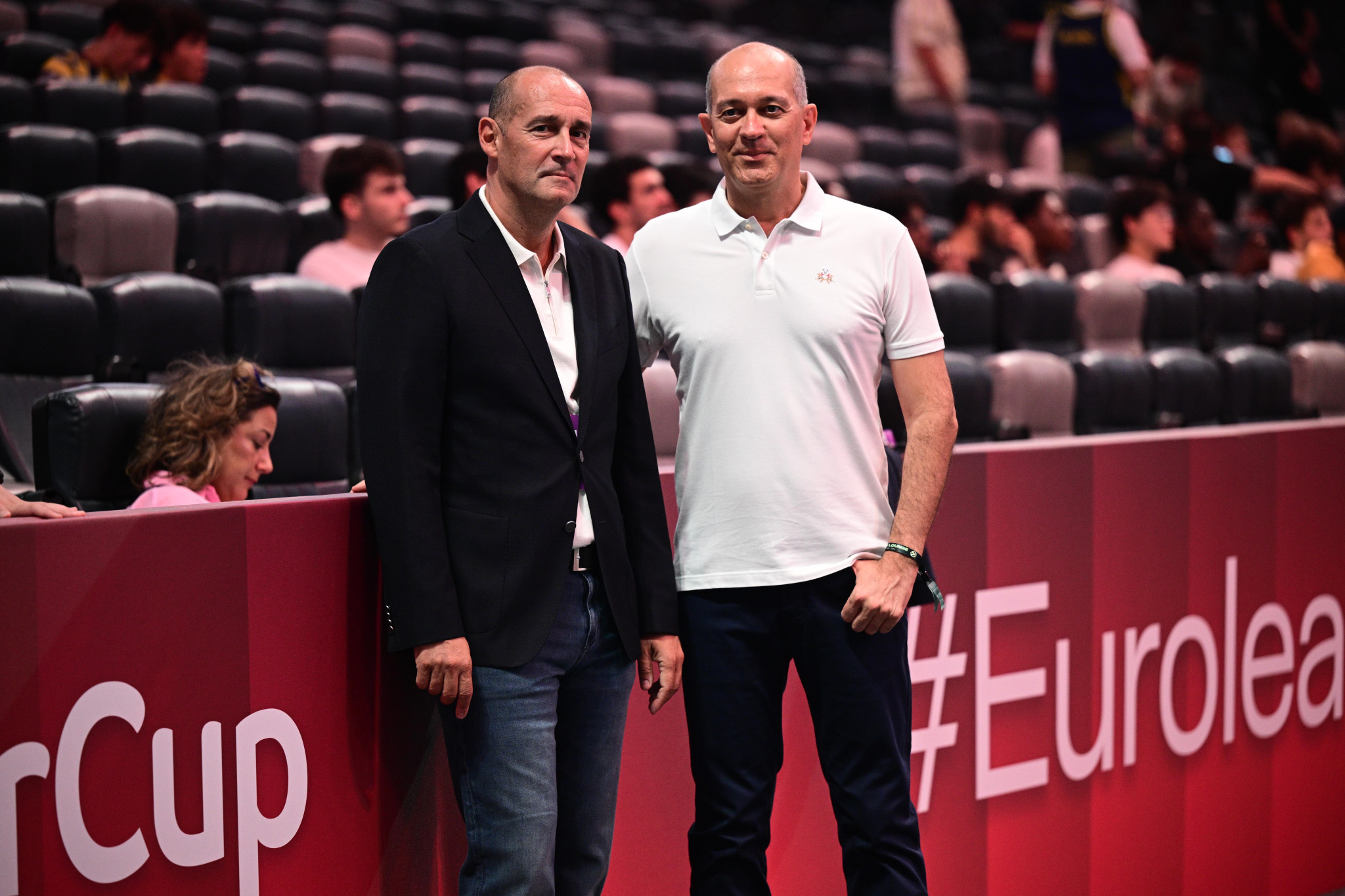 Στην Etihad Arena οι Αγγελόπουλοι - Πήραν θέση δίπλα από τον πάγκο του Ολυμπιακού