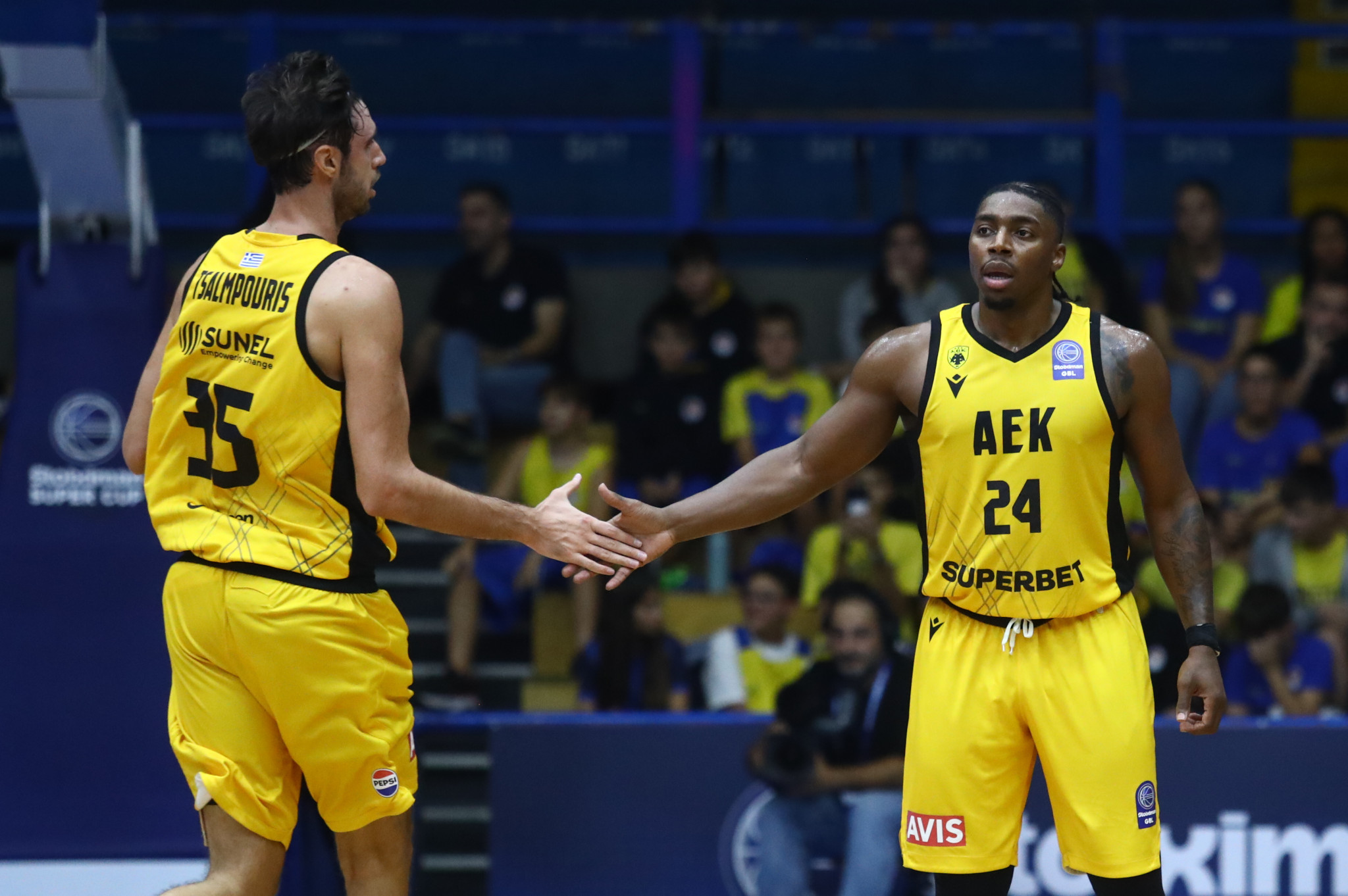 Η ΑΕΚ με «όπλο» της τα κλεψίματα έκανε σερί 11-0 και έκλεισε τη διαφορά από τον Ολυμπιακό (video)