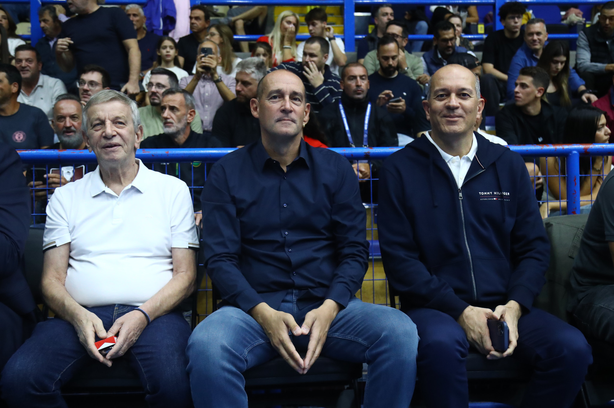 Οι αδερφοί Αγγελόπουλοι στο Περιστέρι για τον τελικό του Ολυμπιακού με τον ΠΑΟΚ (video)
