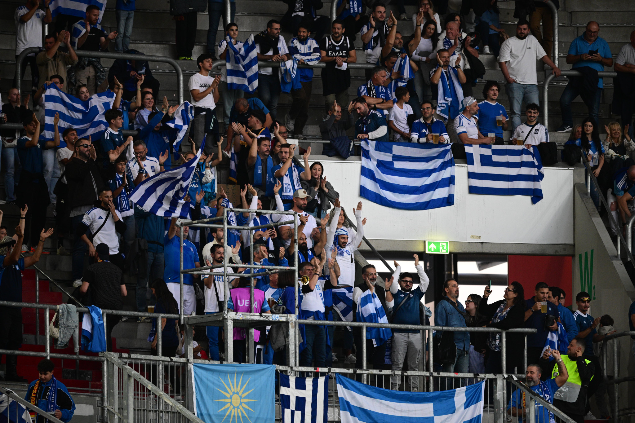 Παροξυσμός - Πάνω από 5.000 Ελληνες στο ματς της Εθνικής με τη Γερμανία