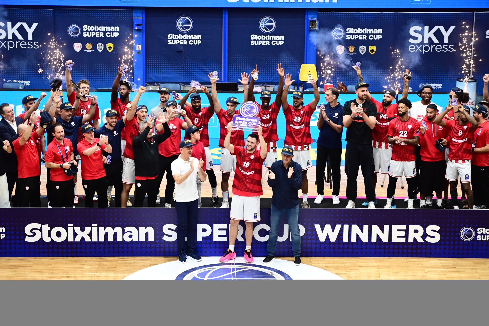 Η απονομή του τροπαίου του Stoiximan Super Cup στον Ολυμπιακό (video)