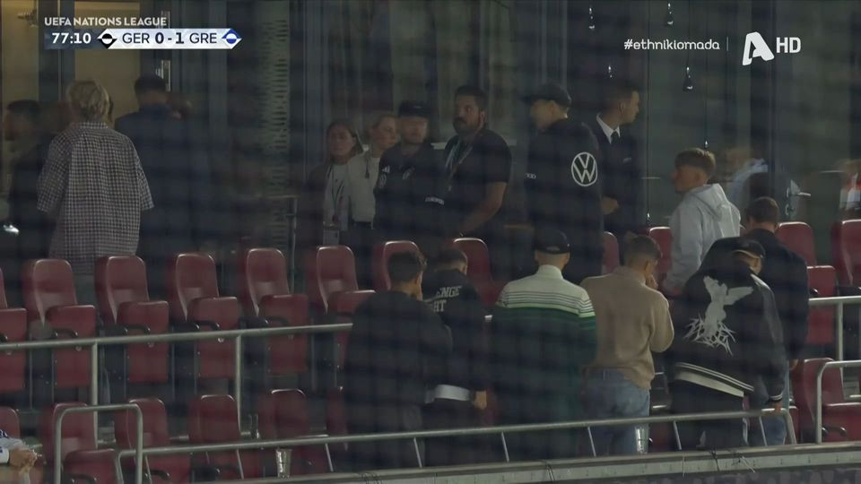 Το γκολ του Κουρμπέλη οδήγησε τους απογοητευμένους Γερμανούς σε αποχώρηση από το γήπεδο (video)