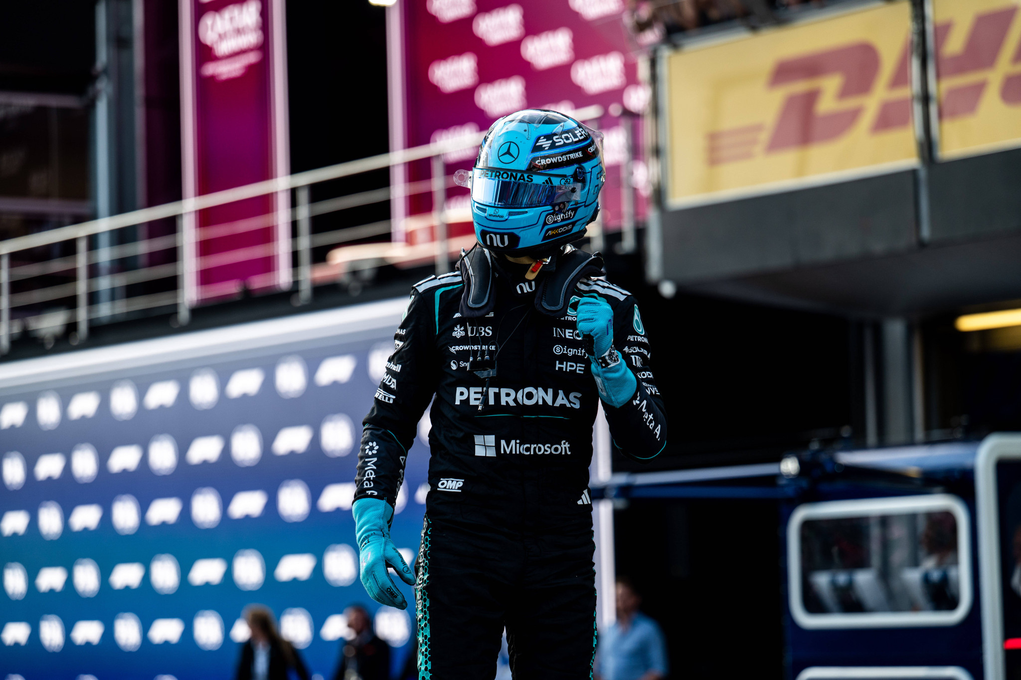 Ο Ράσελ πανηγύρισε τη νίκη στο grand prix του Μπακού παρά την πίεση του Φερστάπεν στο φινάλε
