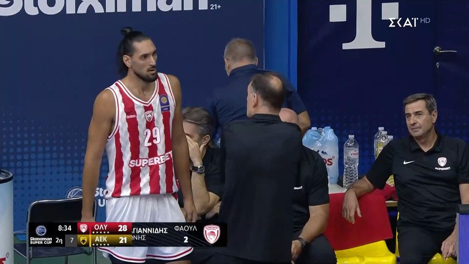 Εκνευρισμένος Μπαρτζώκας: Έβγαλε αλλαγή τον Καραγιαννίδη και του τα έψαλλε (video)