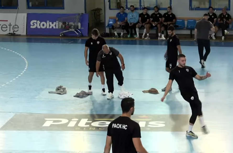 Αναβολή στο πρώτο ντέρμπι της Handball Premier μεταξύ ΠΑΟΚ και Ιωνικού λόγω... κόλλας στο παρκέ