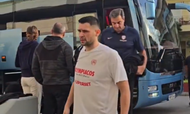 Η άφιξη της αποστολής του Ολυμπιακού για τον μεγάλο τελικό εναντίον του ΠΑΟΚ (video)